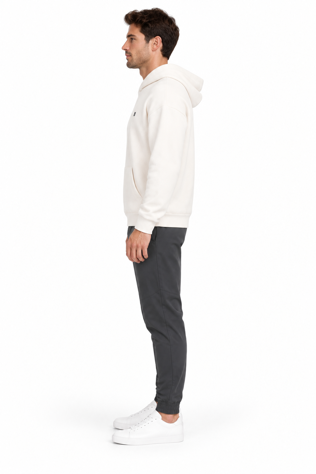 Ekru erkek kapüşonlu sweatshirt – model üzerinde yan görünüm