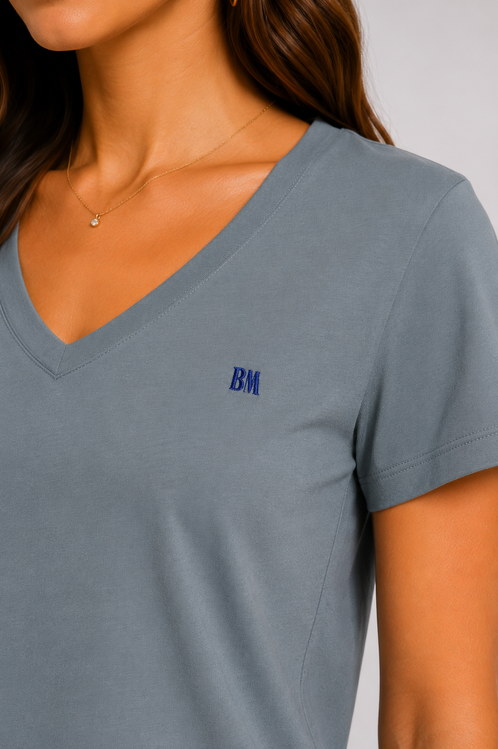 Kadın T-Shirt V Yaka Gri – yaka ve logo detayı