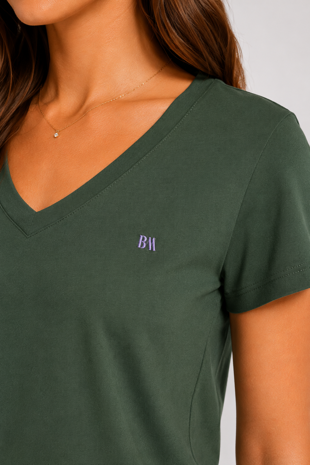 Kadın T-Shirt V Yaka Haki – yaka ve logo detayı