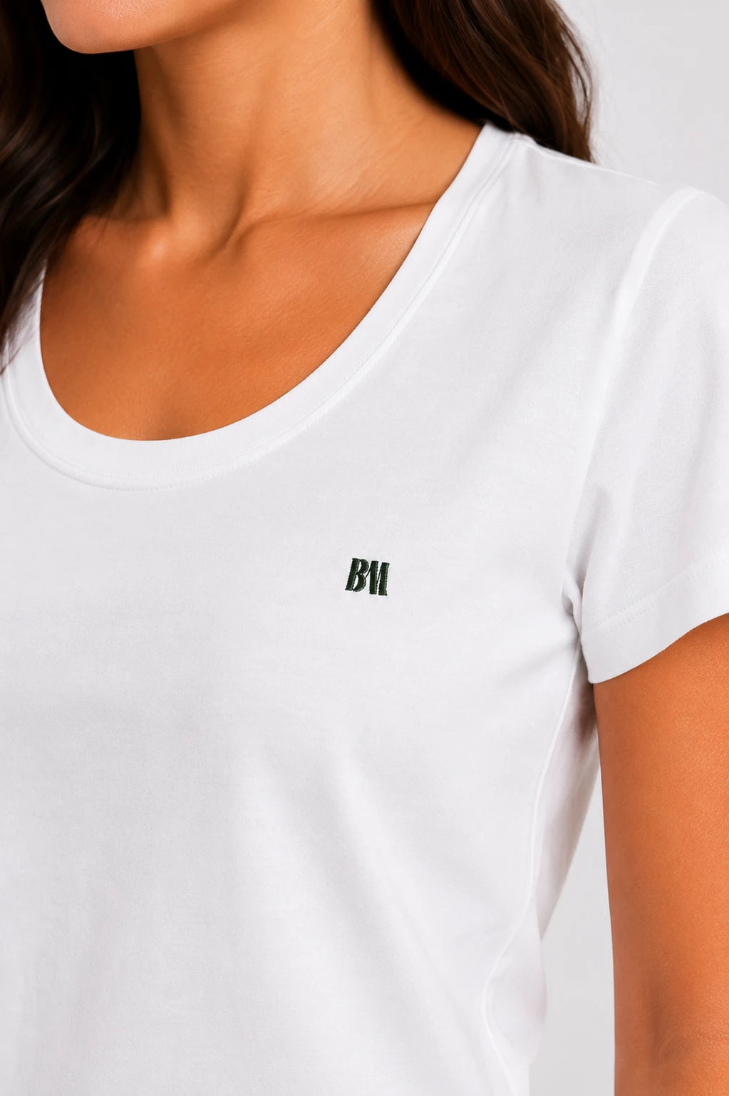 Kadın T-Shirt Açık Yaka Beyaz, geniş yaka ve yeşil BM nakış detayı