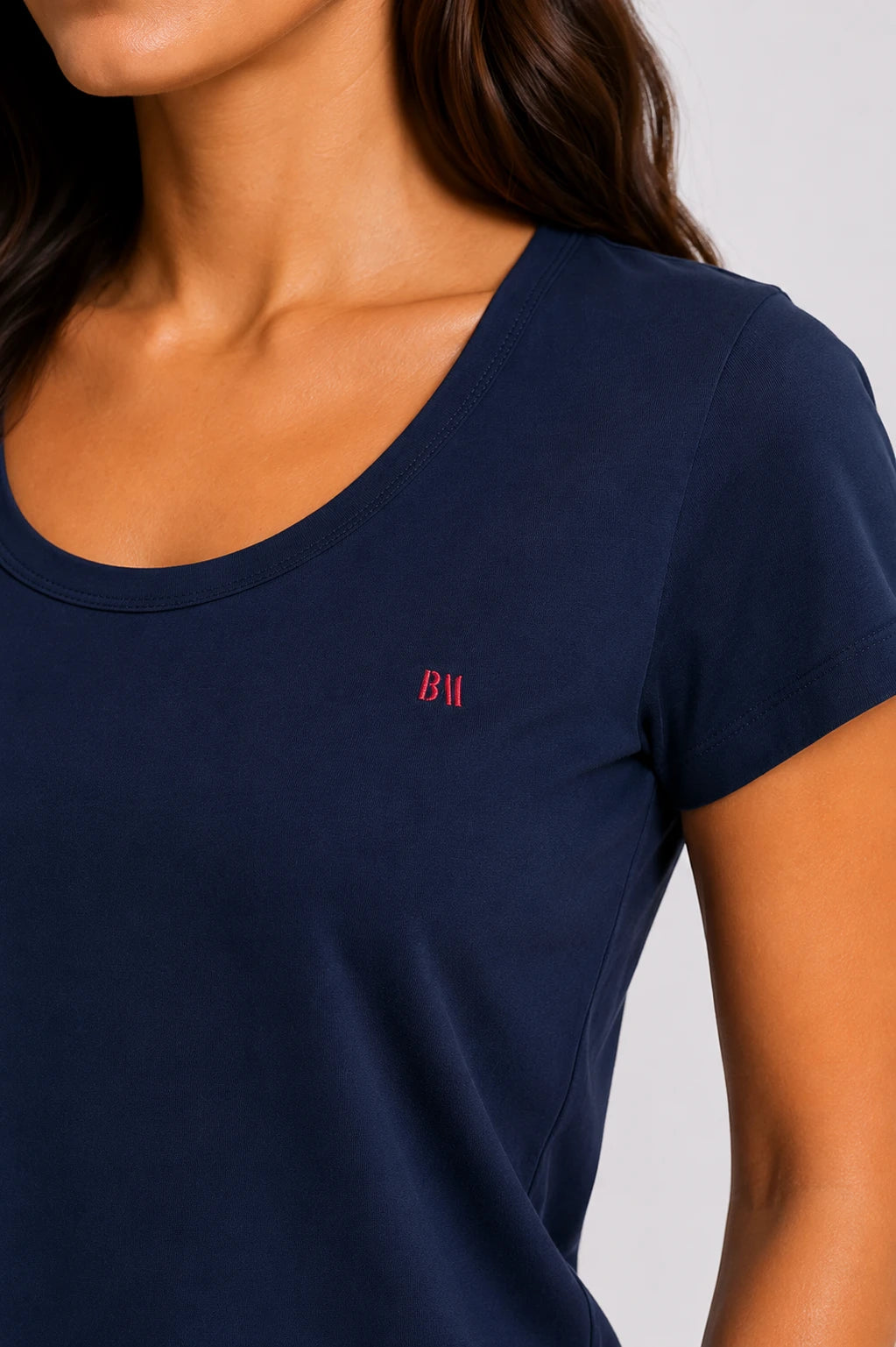 Kadın T-Shirt Açık Yaka Lacivert, geniş yaka ve kırmızı BM nakış detayı