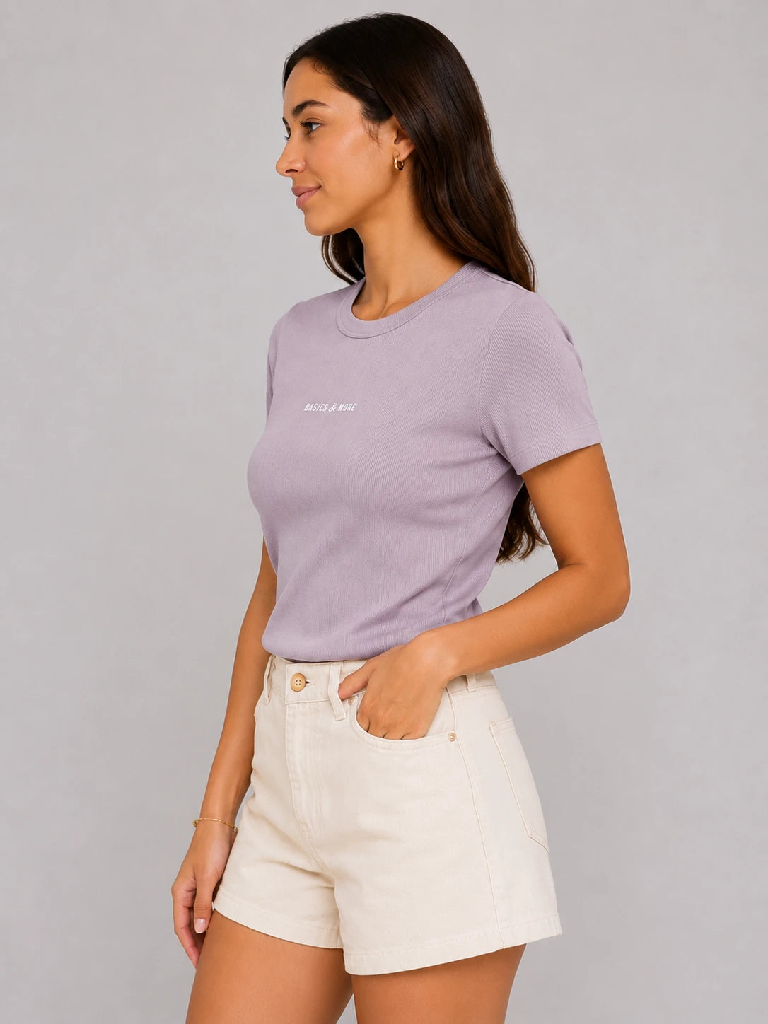 Kadın T-Shirt Lila, manken üzerinde çapraz açıdan görünüm