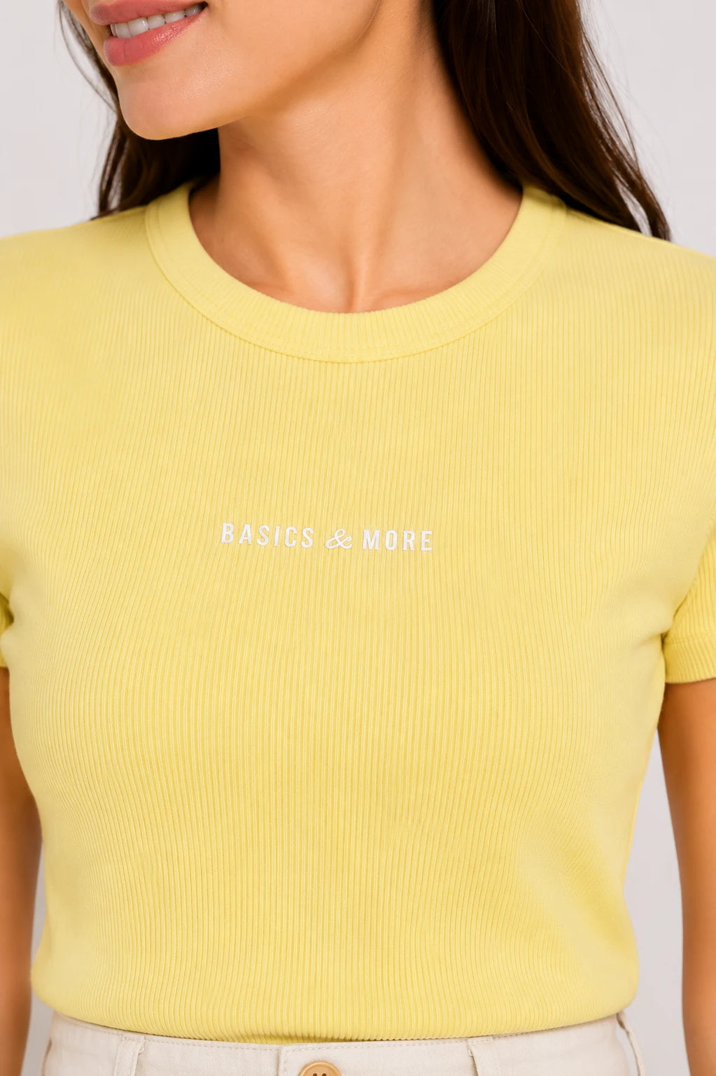 Kadın T-Shirt Sarı, fitilli doku ve yaka detayı yakın çekim